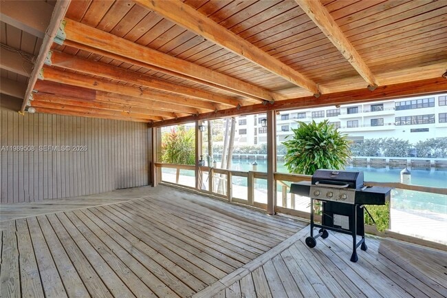 Building Photo - 2619 Parkview Dr S