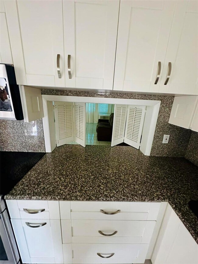 Building Photo - 215 SE 3rd Ave