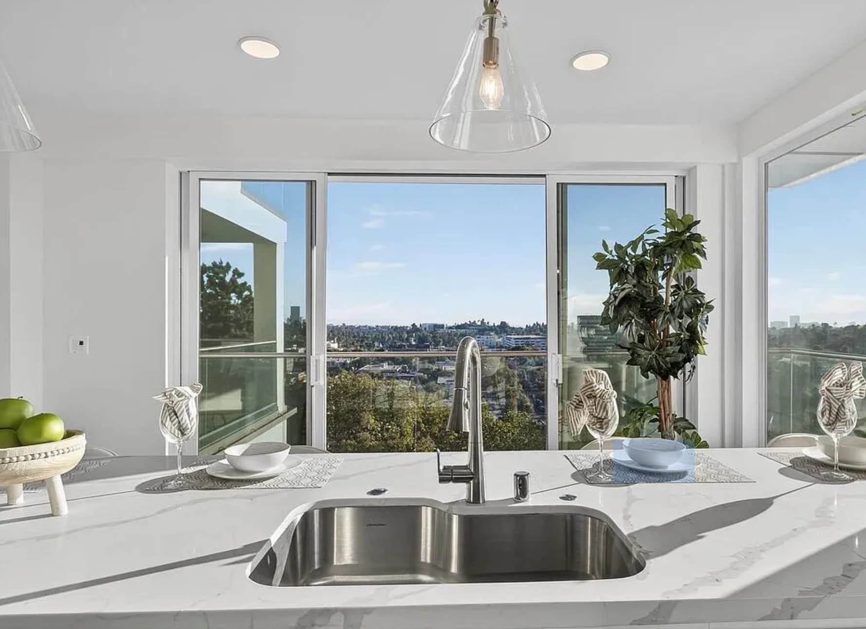 washing dishes is so scenic - 1549 Lucretia Ave