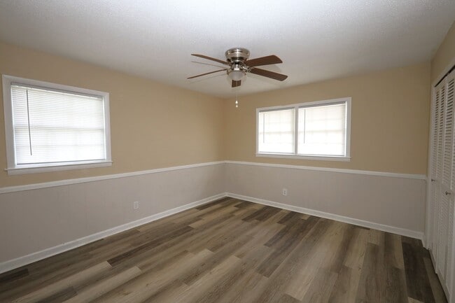 Building Photo - 111 Fairway Dr