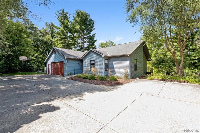 Building Photo - 10419 Maple Rd