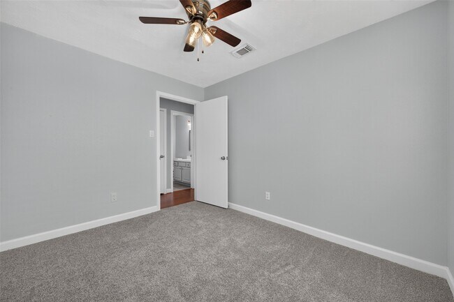 Building Photo - 2450 Long Reach Dr