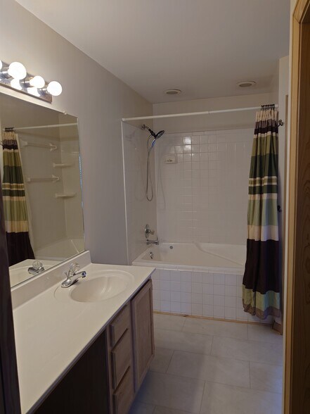 Building Photo - 2304 Merry Oaks Ct