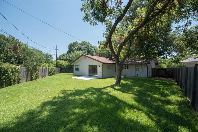 Building Photo - 2902 Silverleaf Dr
