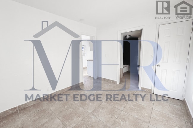 Building Photo - 1Bed/1Bath Apt at 16th St/Thomas Rd! NO CREDIT, NO BACKGROUND, NO RENTAL HISTORY CHECK!