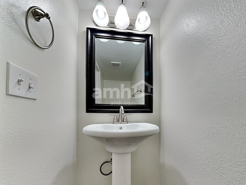 Building Photo - 4821 Ardley Dr