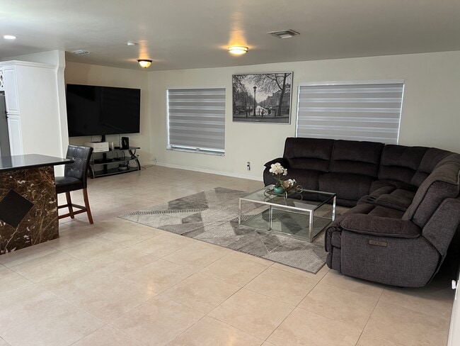 Building Photo - 1010 Hollywood Blvd