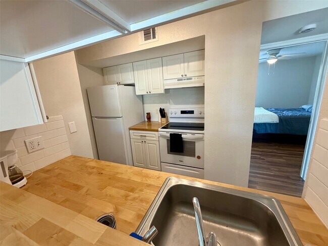 Building Photo - 3300 Pebblebrook Dr