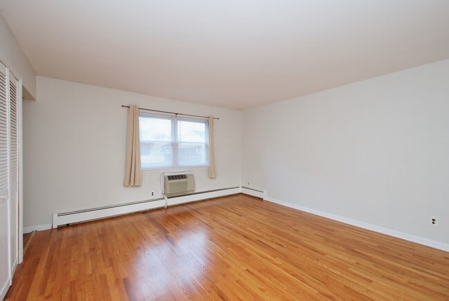 Building Photo - 77 Webb Ave