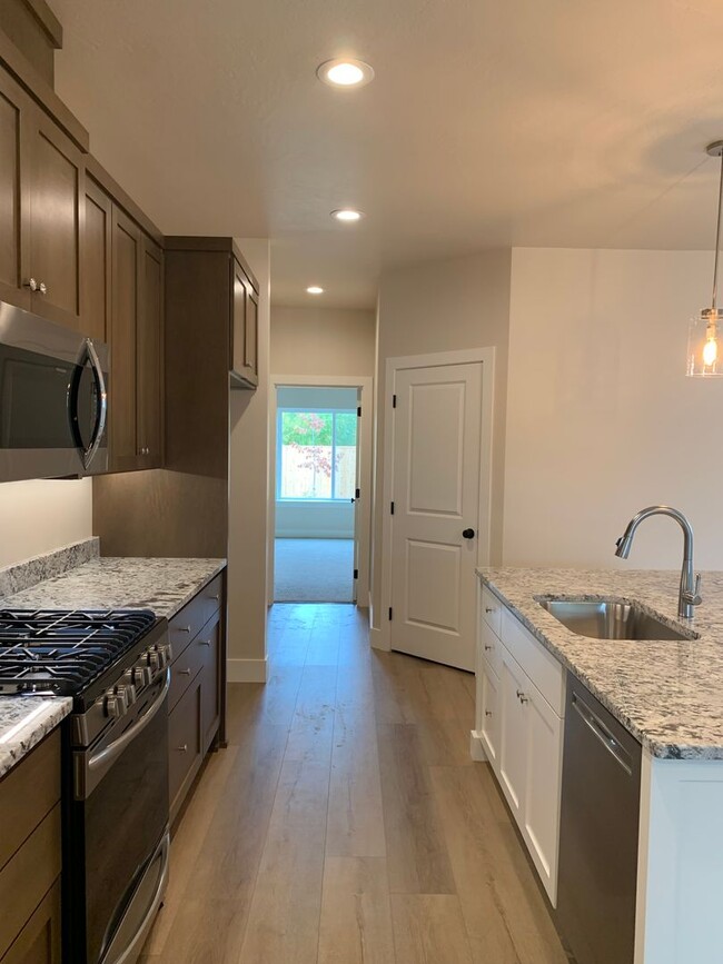 Building Photo - 3 Bedroom 2 Bath Single Family home with L...