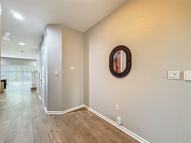 Building Photo - 2505 NW 31st Ct