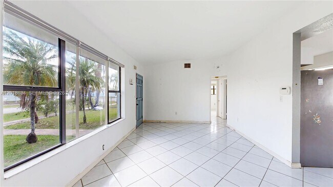 Building Photo - 1610 NW 9th Ct