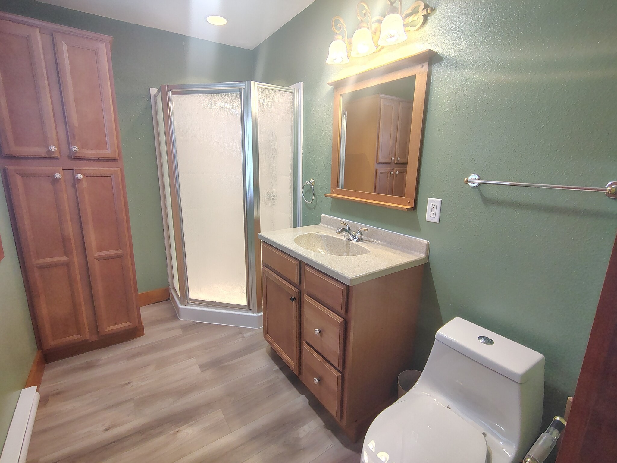 Bathroom - 615 Lake St