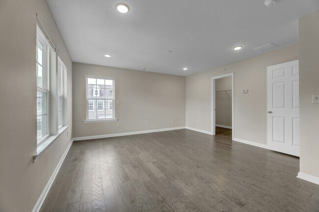 Building Photo - 704 Cottonwood Ct