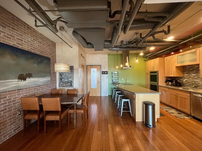 Building Photo - Eccentric 2 Bedroom 2.5 Bathroom Condo In ...