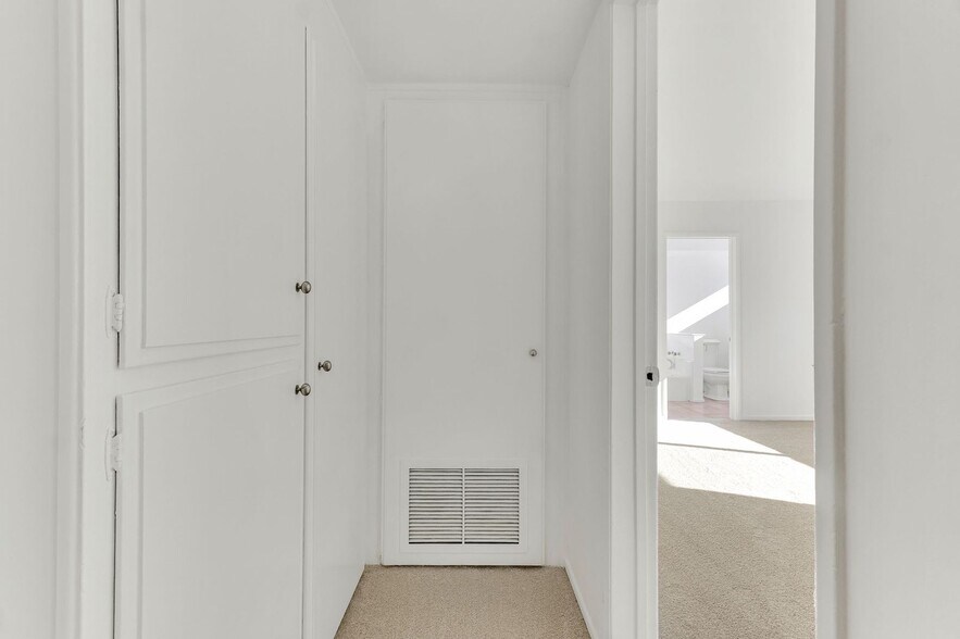 Building Photo - 4950 Louise Ave