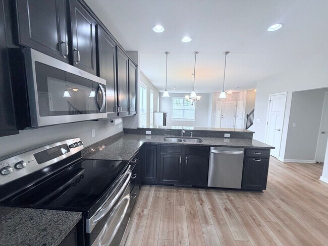 Building Photo - Gorgeous 3BR Home in the Coveted Dancing Waters Community of Woodbury!