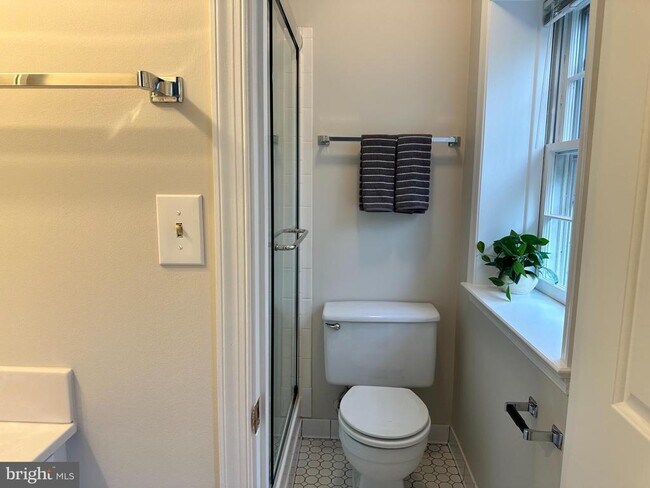 Building Photo - 4847 Chevy Chase Dr