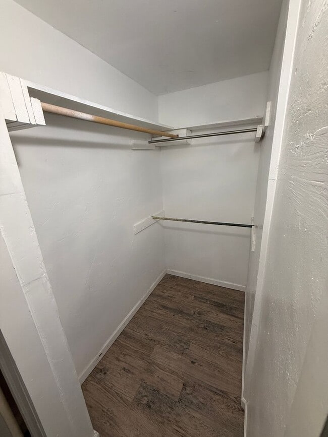 Building Photo - 1 bedroom efficiency available 2/1!!