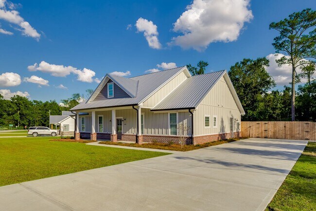 Building Photo - Like-New 4BR, 2.5BA Home with Privacy Fenc...