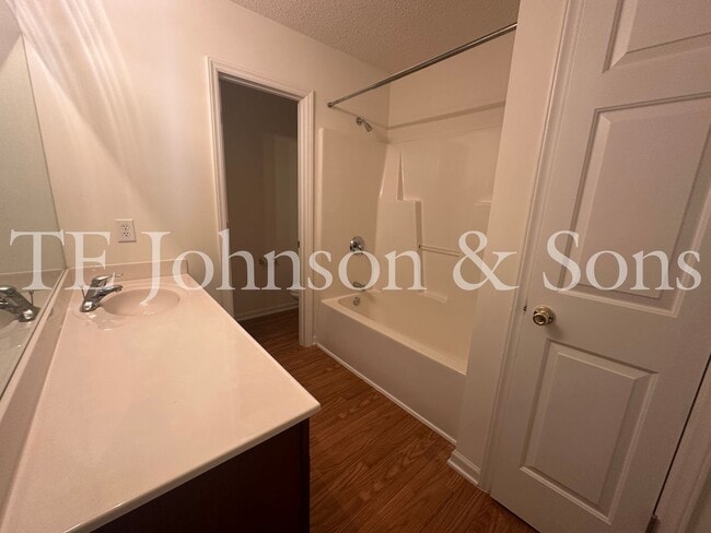 Building Photo - Spacious 3 Bedroom with Main Level Primary Suite