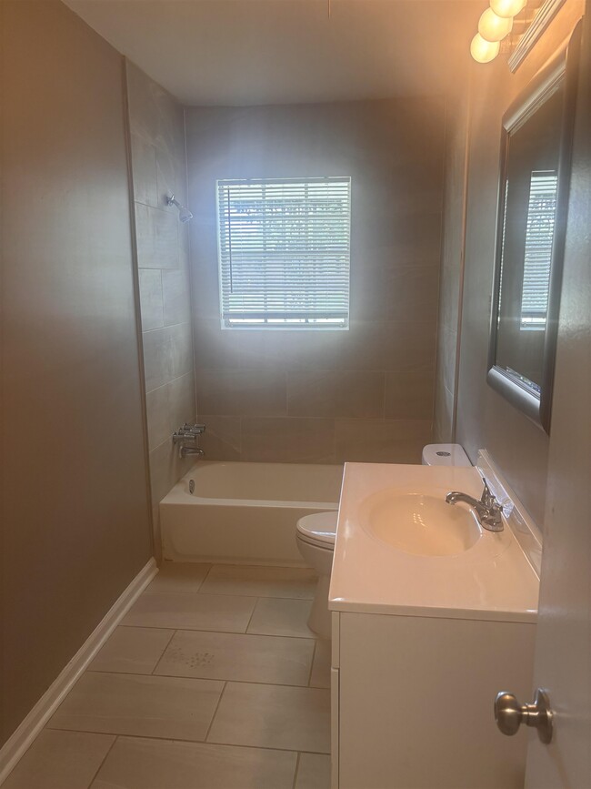 Building Photo - 4845 Ortie Dr