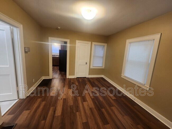 Building Photo - 1772 W Gaulbert Ave