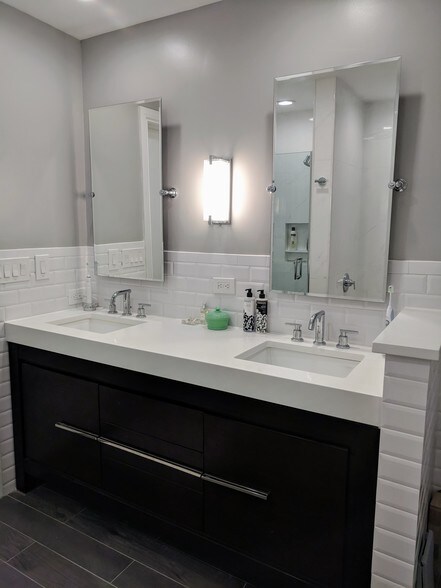 Master Bath - 758 N Larrabee St