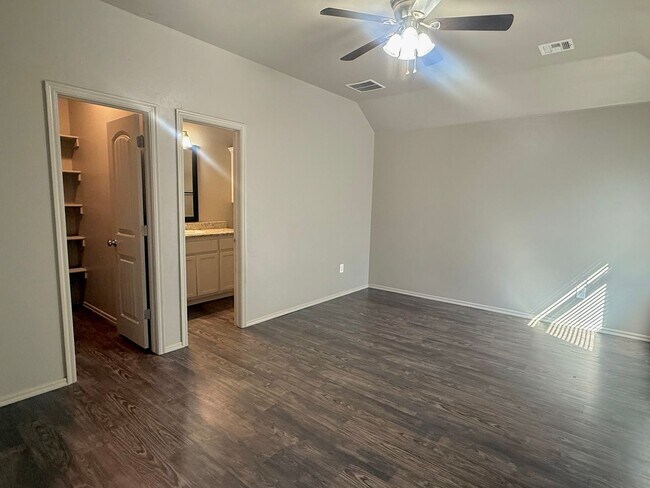 Building Photo - Charming 3 Bedroom Duplex In Surrey Hills