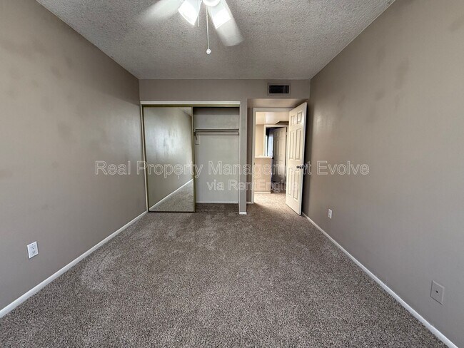 Building Photo - 815 E Grovers Ave