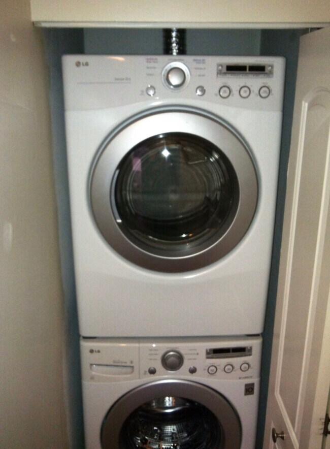 In unit Laundry - 1708 N Bissell St