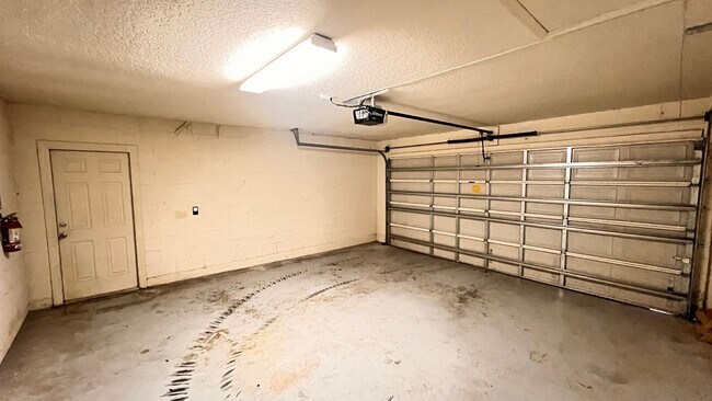 Building Photo - Available May 13th! Gorgeous 2/2 Town Home...