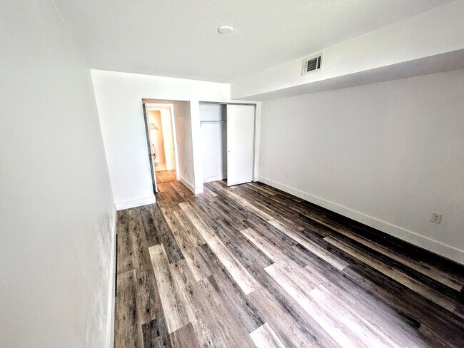 Building Photo - Annual UNfurnished renovated ground floor ...