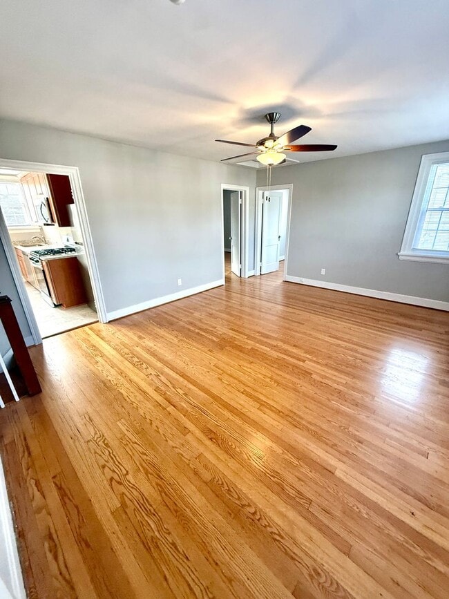 Building Photo - Huge 1 Bedroom Apartment, in the Near west End with an extra den space!