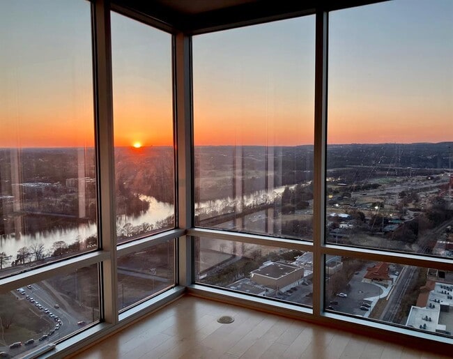 Building Photo - 300 Bowie St