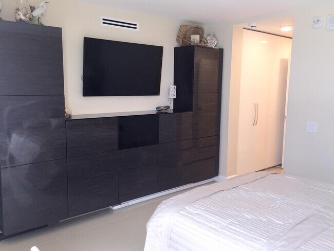 Building Photo - 5540 N Ocean Dr