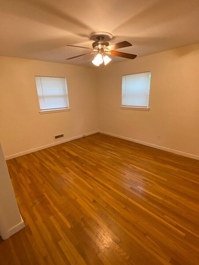 Building Photo - Move In Ready! "ASK ABOUT OUR ZERO-DEPOSIT...