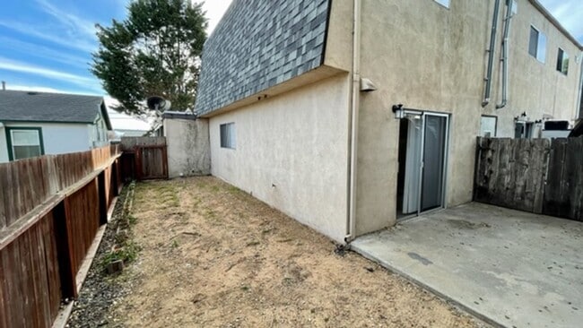 Building Photo - 2 Bedroom Townhouse with Fenced Yard by Harloe Elementary School