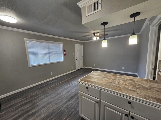 Building Photo - 221 Caylor St