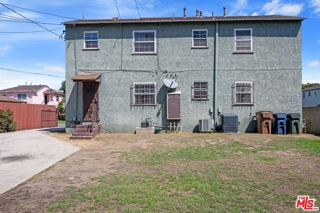Building Photo - 2122 W 102nd St