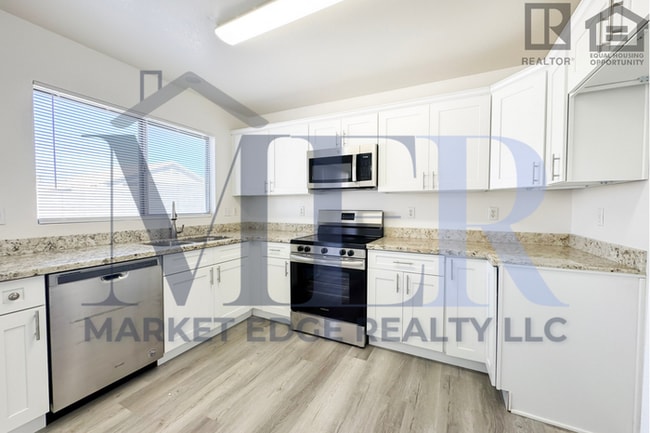 Building Photo - 3Bed/2Bath Home at 107th Ave/Olive! $399 M...
