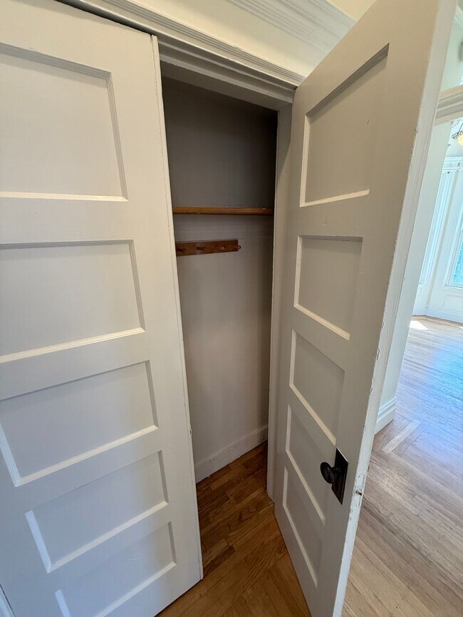 Building Photo - Cole Valley 1-Bedroom Victorian Flat – 900...
