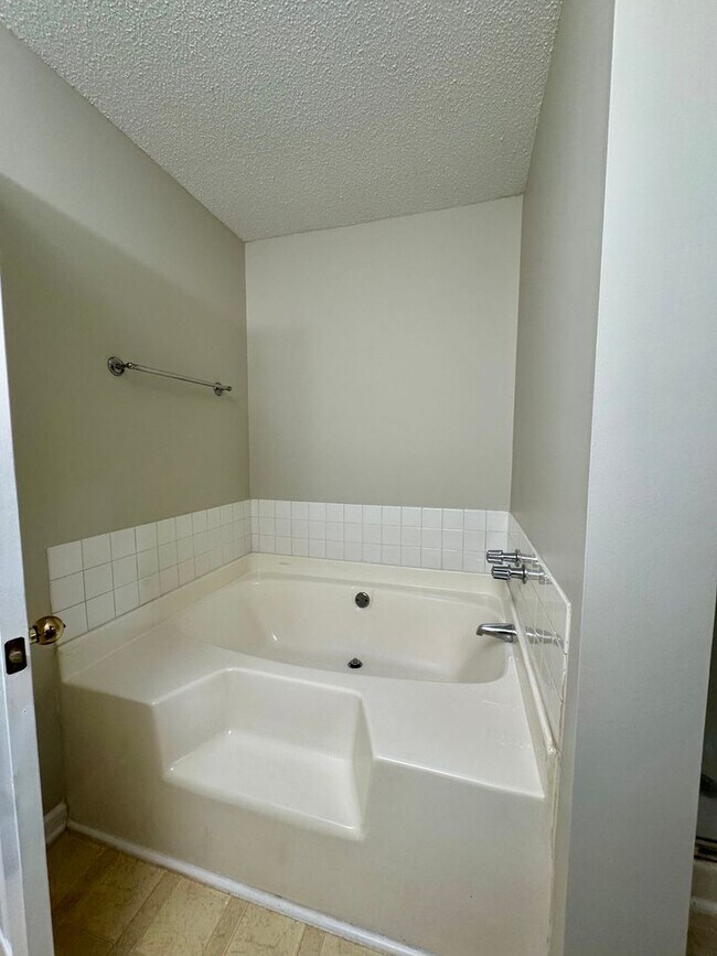 Building Photo - Your Private Retreat 3 Bedroom 2 Bath RentalAwaits!