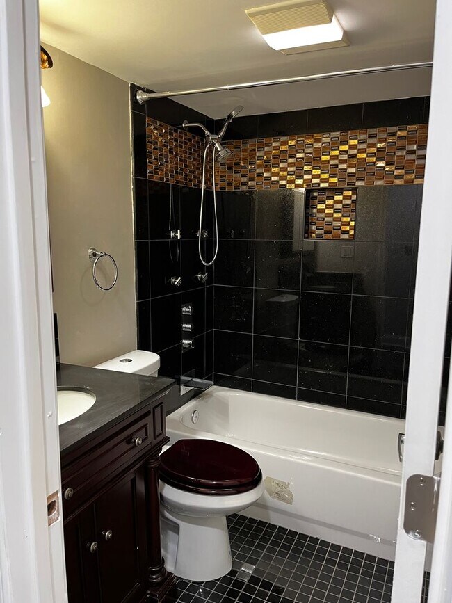 Building Photo - Renovated 2-Bedroom Apartment!!