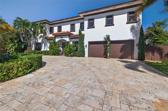 Building Photo - 2211 NE 43rd St