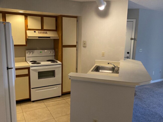 Building Photo - Venetian Place - 1323