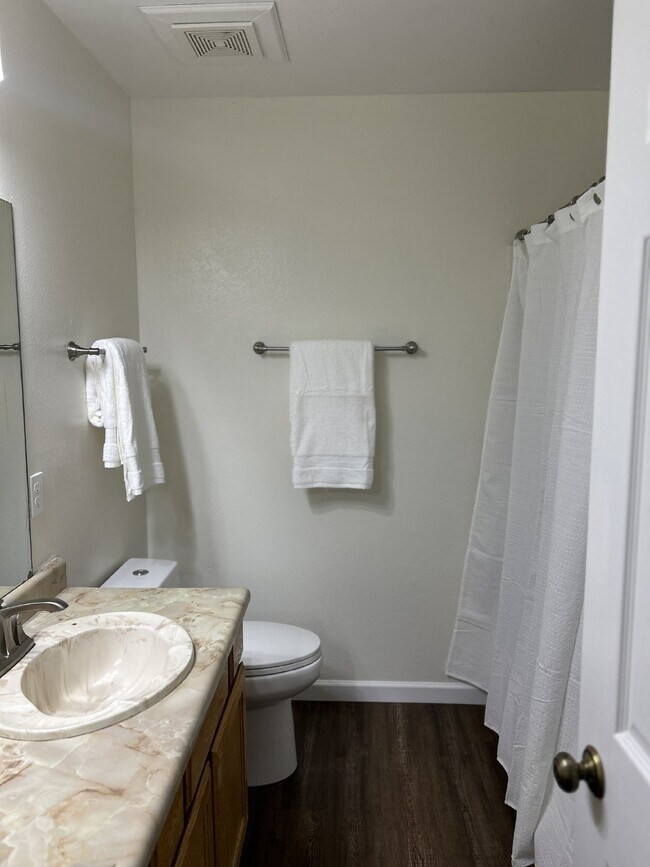 Building Photo - 2 bedroom downtown condo next to the Hospi...
