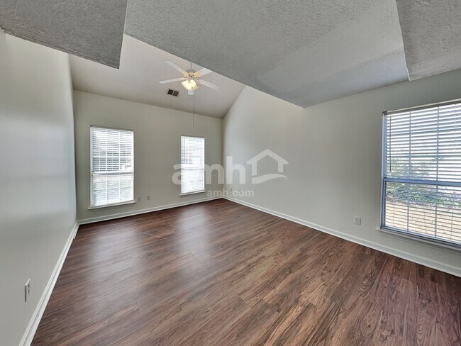 Building Photo - 3402 Mayhurst Dr