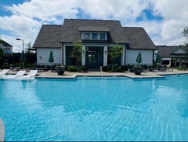 Building Photo - 6490 Pond Vw Dr