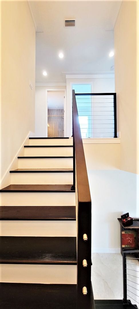 Building Photo - Spacious 4/2.5 Home